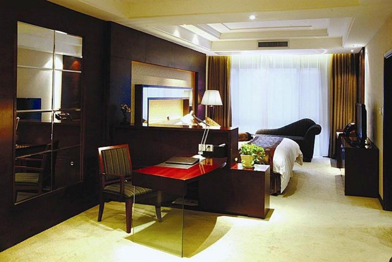 Crystal Island Club Hotel Шанхай Екстериор снимка